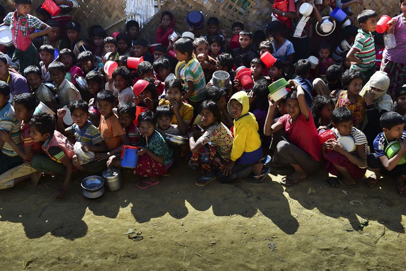 Rohingya-refugees-waiting-for-food-aid-at-Thankhali-refugee-camp
